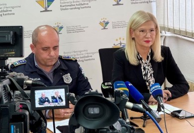 Detalji krvavog pira: Maloljetnik policajca izbo 3 puta, fatalan bio UBOD U SRCE