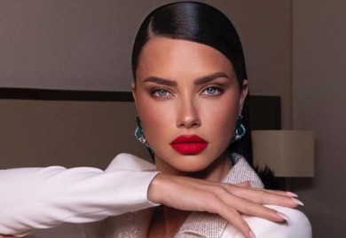 Adriana Lima pozirala sa zastavom Srbije (FOTO)