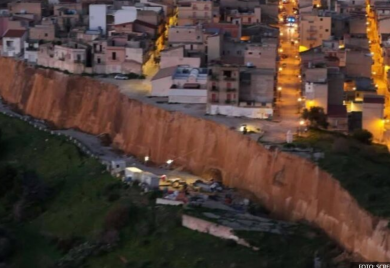 Evakuacija na Siciliji: Oluja u Italiji izazvala klizišta i poplave (FOTO)