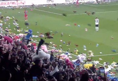 Divan gest: Navijači zasuli teren igračkama (VIDEO)