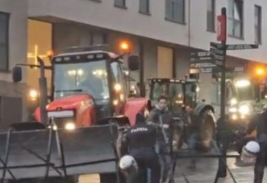 Novi protest poljoprivrednika u Briselu: Zatvoreni putevi i tuneli, bačene dimne bombe