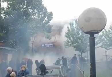 DRAMA NA KiM Na Srbe bačen suzavac i šok bombe, postavljene barikade, zapaljen policijski automobil FOTO/VIDEO