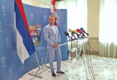 Krenuli su “đonom u lice”: Stanivuković pozvao narod ispred Gradske uprave