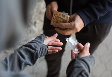 Mladi misle da uzimaju drogu, ali ona uzima njih