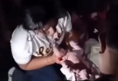 NEVJEROVATNA SCENA U VENECUELI Žena se porodila pod ruševinama, volonteri pomogli da beba ugleda svijet