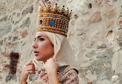 Jeremićka se ne zaustavlja - Nakon Živojina Mišića, voditeljka obukla odoru carice Milice