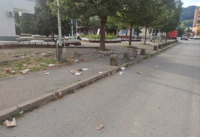 Grad osvanuo pun smeća i praznih flaša: Nesavjesni građani iza sebe ostavili ružnu sliku Banjaluke