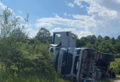 Automobilom preticao kamion, završio na krovu