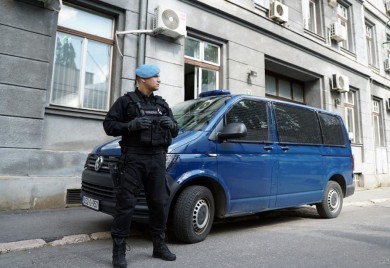 Djed došao u školu po unuka, napao ga narkoman i tukao pred djecom