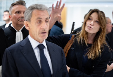Karla Bruni izgubila živce pred kamerama: Iznenadila reakcijom na presudu suprugu Sarkoziju (VIDEO)