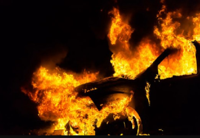 Vozaču se zapalio automobil usred vožnje