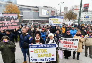 Protesti ispred Parlamenta BiH: Prodali ste se