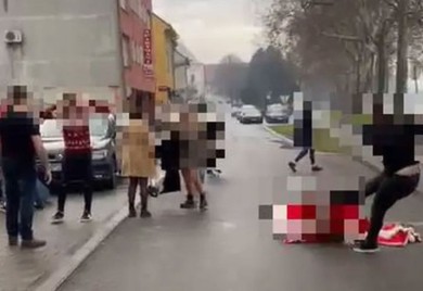 Majka vojnika koji je tukao Djeda Mraza: Izloženi smo strašnim prijetnjama, ne živimo 3 dana