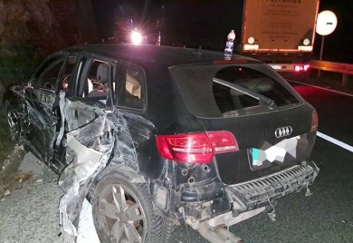 Otežan saobraćaj: Udes dva kamiona i auta, jedan prevrnut