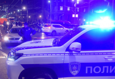 Filmska hapšenje: Lopovi tokom bjekstva kolima pregazili ljude pa se sudarili sa policijom