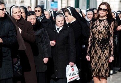 Pogledi časnih sestara dok prolazi Severina u seksi haljini – fotka decenije (FOTO)