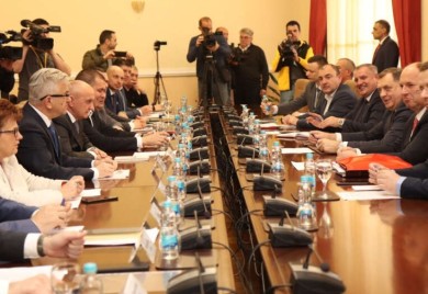 "Naivni kao francuska sobarica" Da li vlasti u Srpskoj prećutno odobravaju Lagumdžijine poteze u UN