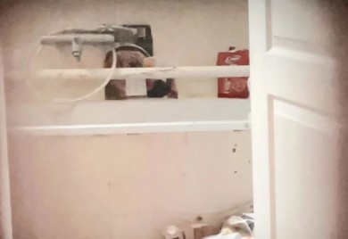 Otac monstrum kćerku držao godinama u kadi: Na mjestu gdje je djevojčica spavala nalaze se perece i slika (FOTO)
