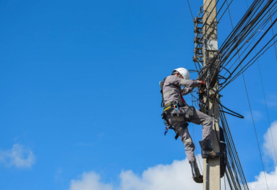 Električar se pokajao: Na posao došao u majici sa slovom “Z”, pa dobio kaznu od 1.500 evra