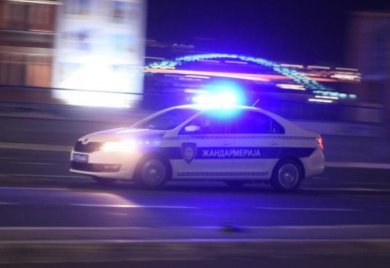 Užasno porodično nasilje: Maloljetnik napao oca, lomio stvari u stanu, pa udario i policajca