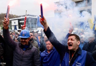 „Naši zahtjevi su minimalni“: Zenički rudari ispred zgrade vlade, protesti počeli himnom BiH