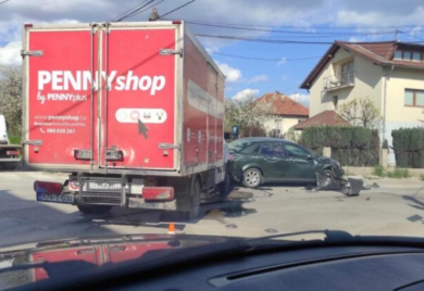 Sudar automobila i kamiona: Povrijeđena jedna osoba