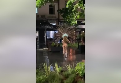 Ples u centru grada: Uprkos kiši, počeo “Banjalučki karneval” (VIDEO)