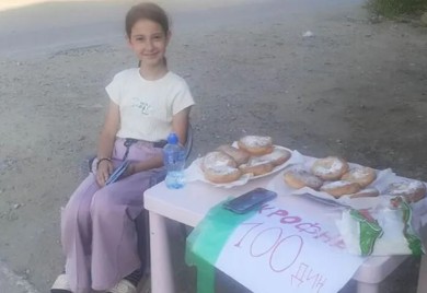 Nina svakodnevno prodaje krofne da pomogne u liječenju oca