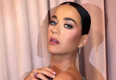 Katy Perry voli biti u centru pažnje: U Parizu se pojavila bez majice, grudi jedva obuzdala