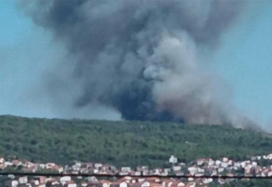 Izbio požar na Čiovu, gase ga sve raspoložive snage (VIDEO)