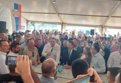 Dodik u Stričićima zapjevao „Ne može nam niko ništa“