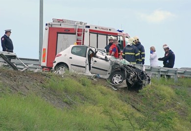 Saobraćajna nesreća na autoputu "9 Januar": Vozač "pežoa" poginuo, saputnica povrijeđena