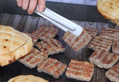 Velika porcija devet, mala pet KM: U Banjaluci otvoren šesti “Ćevap fest”