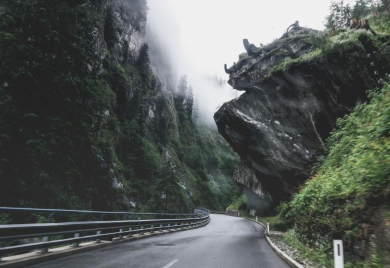 Putevi BiH mokri, magla smanjuje vidljivost