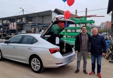 Vlasnik firme za vjernost i 20 godina rada poklonio radniku automobil (VIDEO)