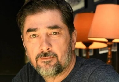 Vojin Ćetković oteo novinarki mobitel i bacio ga na pod ispred Urgentnog centra u Beogradu, objavljen snimak
