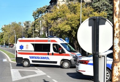 Preminuo učenik u Leskovcu nakon što je pretučen metalnim šipkama ispred srednje škole