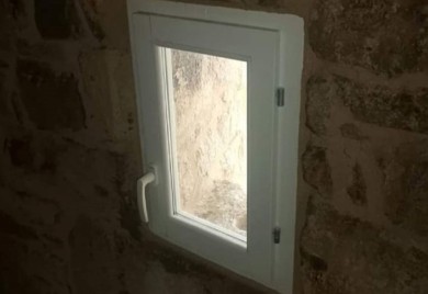 Zaštićeno kulturno dobro: Na tvrđavu iz petog vijeka stavili PVC prozore