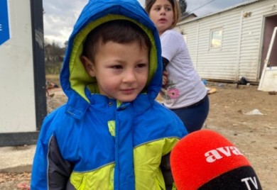 I kamen bi zaplakao: Bosonogi dječak dobio obuću i odjeću VIDEO