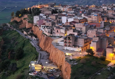 Novi snimci katastrofe na Siciliji: Grad na ivici provalije (VIDEO)