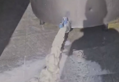 Poražavajuće scene iz Laktaša: Mljekari prinuđeni da prosipaju mlijeko (VIDEO)