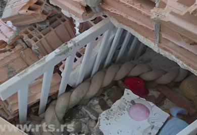 Drama u Novom Sadu: Obrušio se zid stana, cigle pale preko dječjeg kreveca (VIDEO)