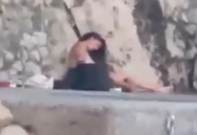 Kupači ostali šokirani: Turistkinja se samozadovoljavala na plaži VIDEO