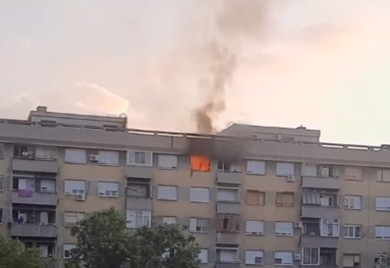 Zbog punjača izgorio čitav stan u Beogradu (VIDEO)