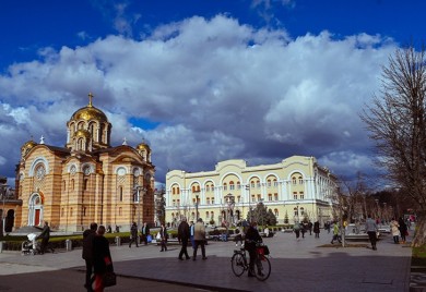 Tokom dana promjenljivo oblačno uz sunčane periode