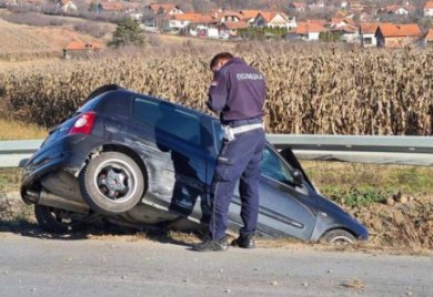 ČAČAK: Ujela ga osa dok je vozio, potom je sletio sa puta