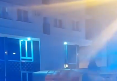 Policija morala intervenisati: Žena prijetila da će skočiti sa sprata hotela (VIDEO)