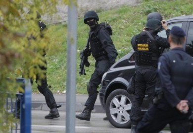 Specijalci u kafiću uhapsili dvojicu muškaraca iz BiH