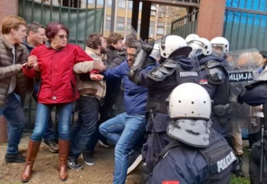 Tenzije u Novom Sadu: Ponovo guranje opozicije i policije (VIDEO)