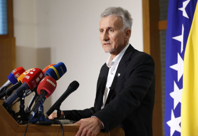 Ademović umjesto Radovan Kovačević rekao: "Radovan Karadžić ne prisustvuje sjednici" (VIDEO)